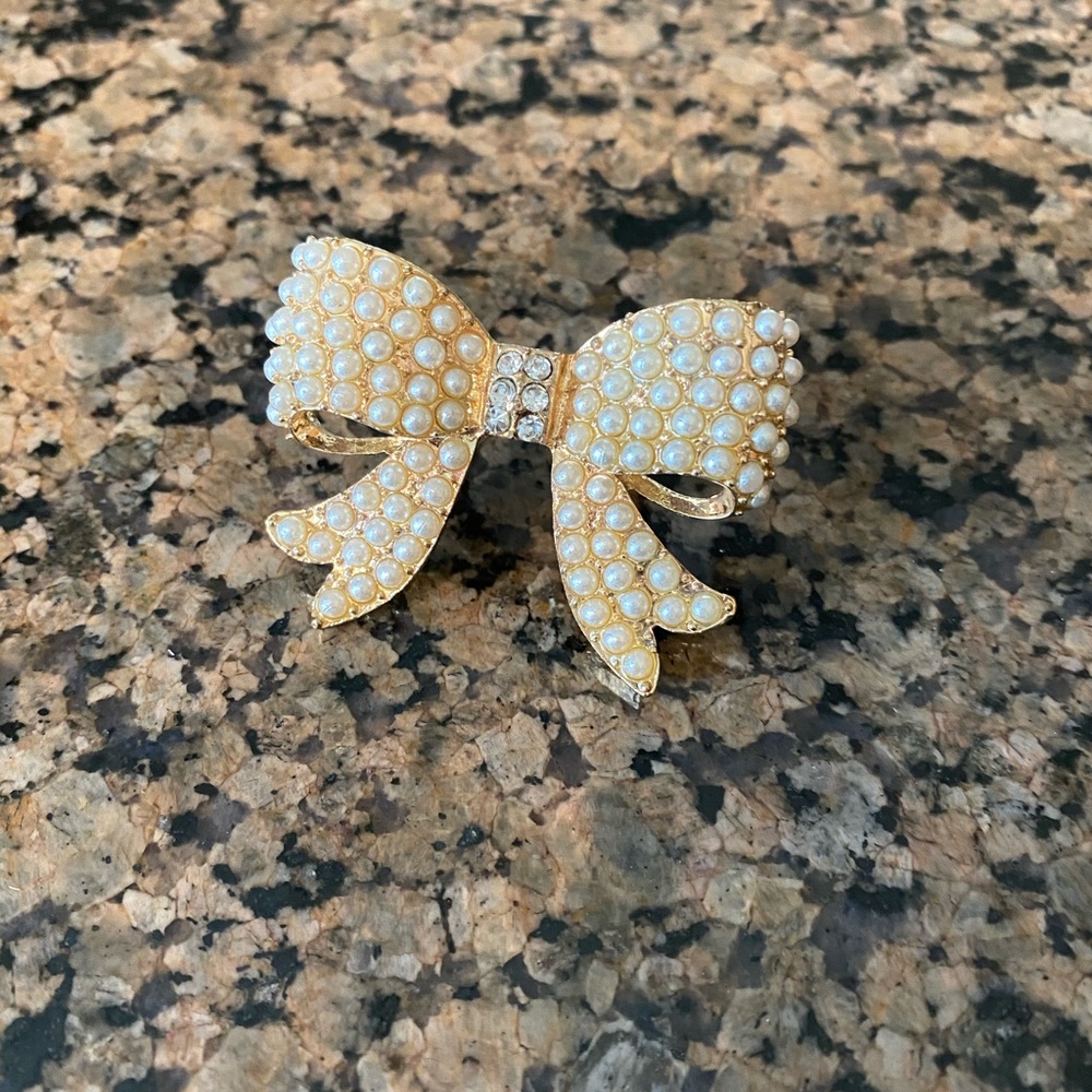 Gold pearl costume bow ring
